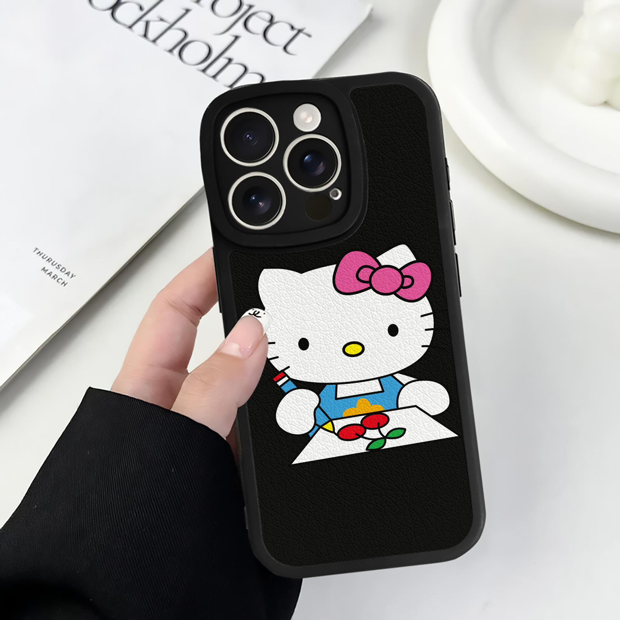 （画像用） Hello Kitty ハローキティ 【iPhone 16シリーズ対応】シリコンスマホケース（レザー調） 材質：シリコン